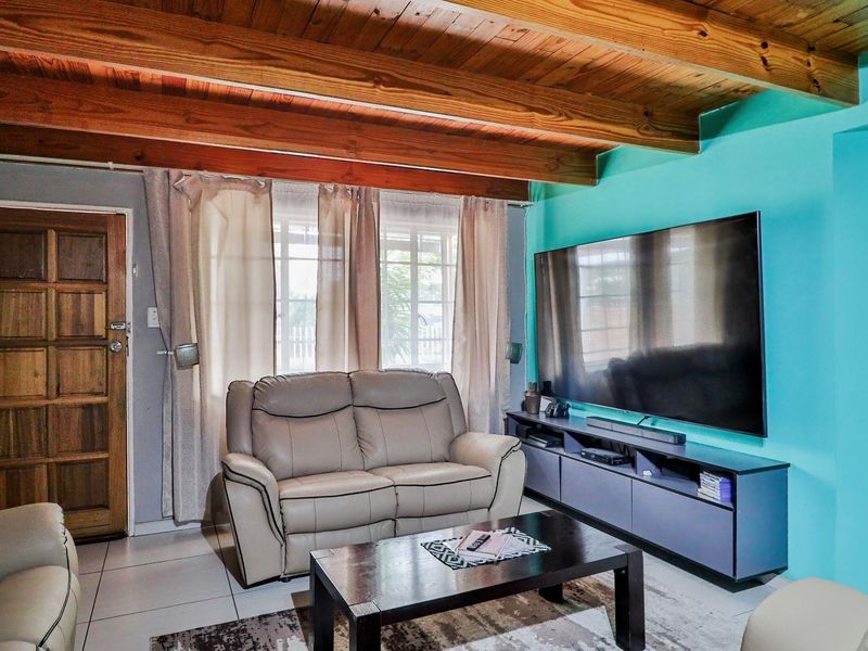 Modern Family Living with Space, Style & Comfort in Annlin. - Photo 6