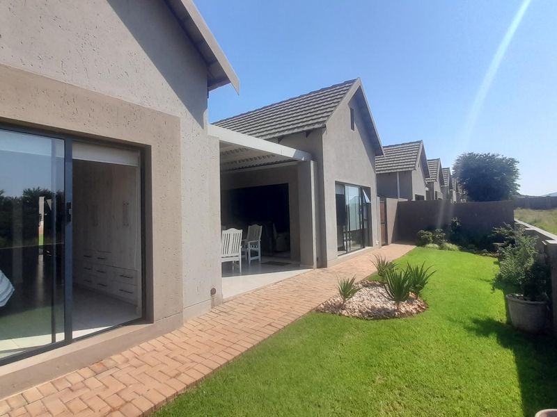 Modern convenience and natural tranquility - Photo 2