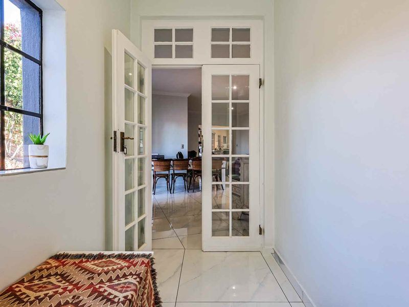 Modern living in the Heart of Waterkloof. - Photo 7