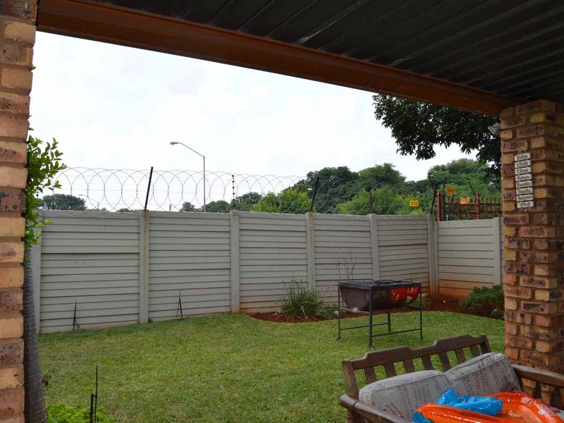 Charming 3-Bedroom Townhouse Simplex in a Secure Complex - Photo 8