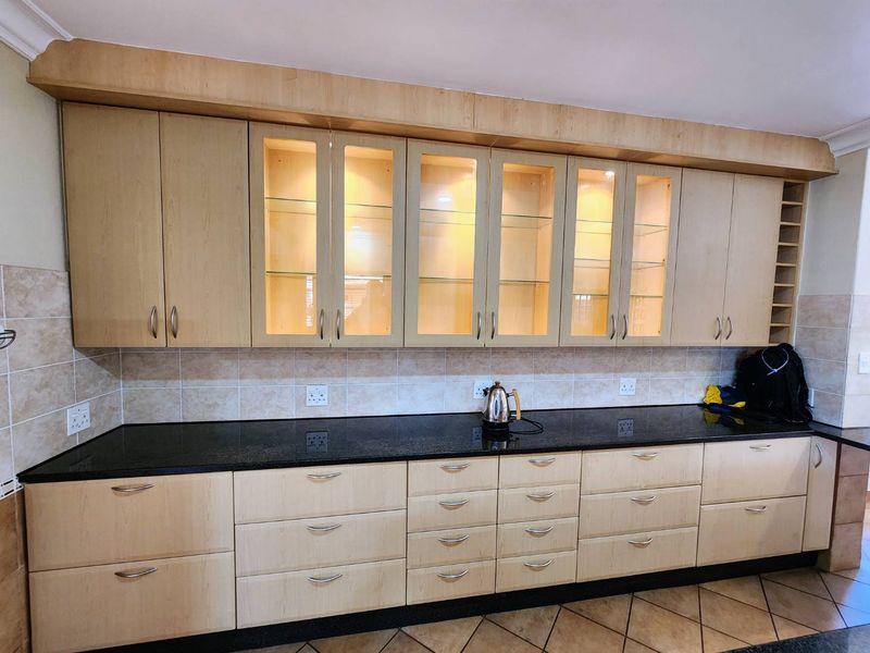 Space for the Whole Family: Prime Magalieskruin Property with Separate 2-Bed Flat - Photo 4