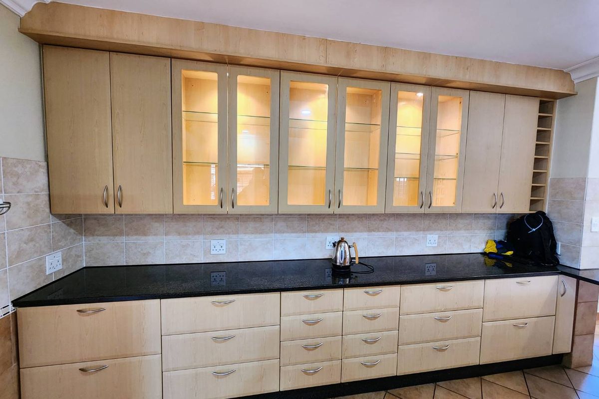 Space for the Whole Family: Prime Magalieskruin Property with Separate 2-Bed Flat - Photo 4