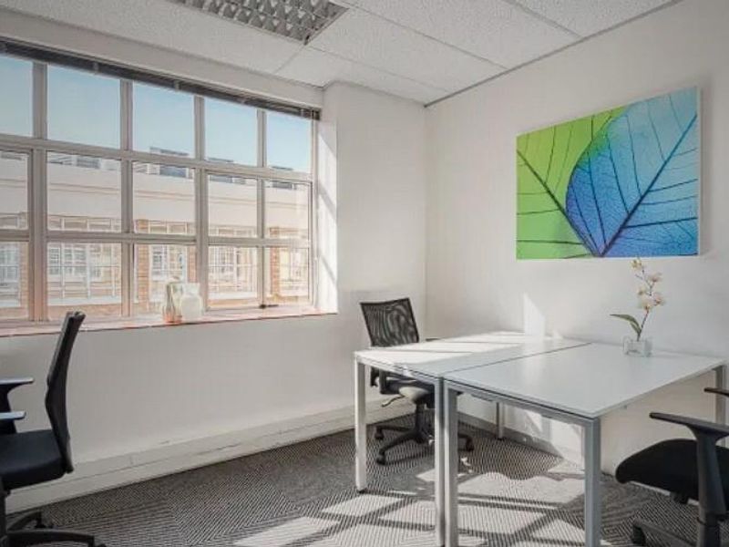 Private office space for 3 persons in Regus Surrey Avenue - Photo 4