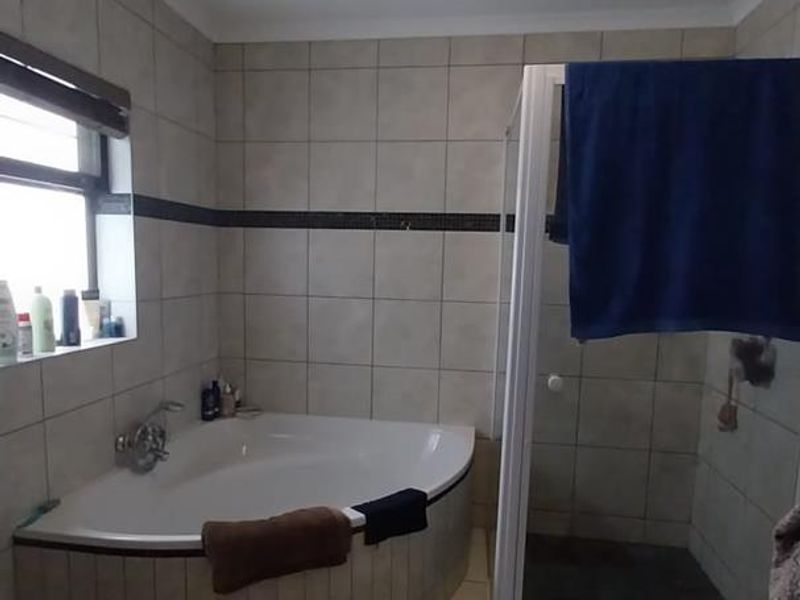 Well-Maintained 3-Bed Unit Close to Amenities & Garage Motors - Photo 4