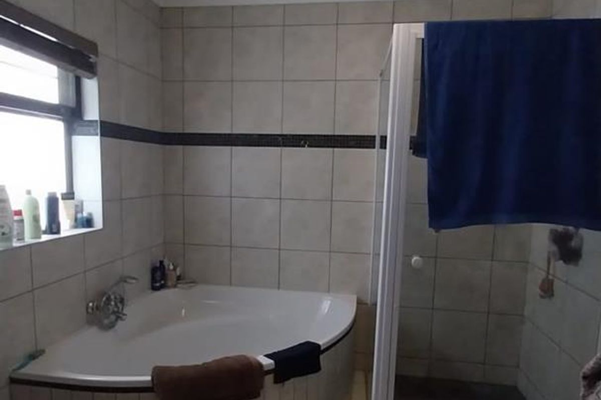 Well-Maintained 3-Bed Unit Close to Amenities & Garage Motors - Photo 4