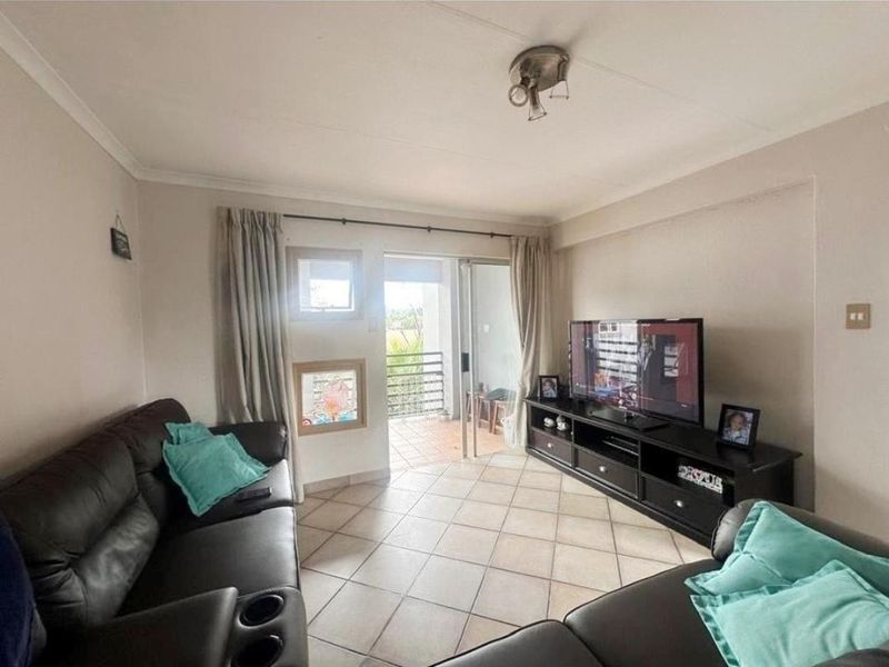 2 bedroom townhouse in Verwoedpark - Photo 3