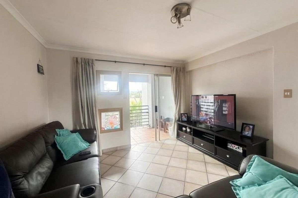 2 bedroom townhouse in Verwoedpark - Photo 3