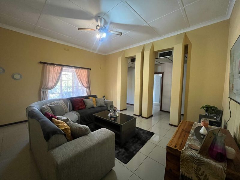 Spacious 3-Bedroom Family Home in Prime Lemoendraai Location – Great Investment Potential! - Photo 2