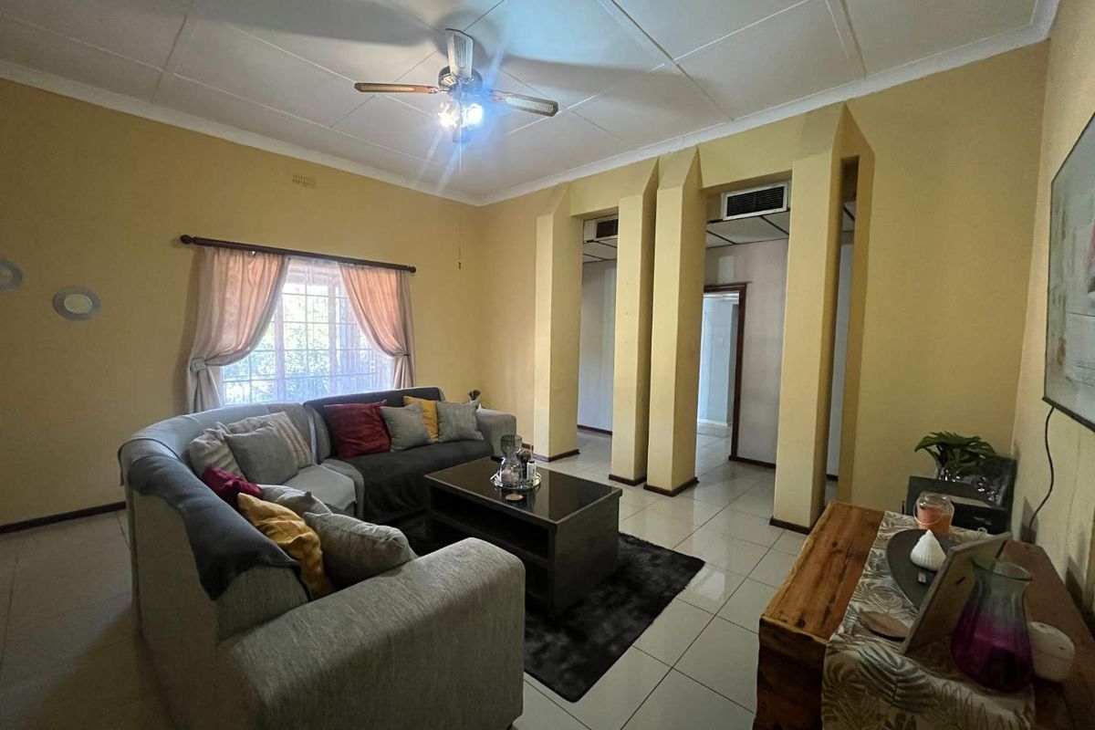 Spacious 3-Bedroom Family Home in Prime Lemoendraai Location – Great Investment Potential! - Photo 2