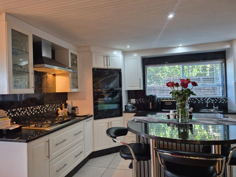 Modern Coastal Living in the Heart of Hartenbos on the Garden Route - Photo 4