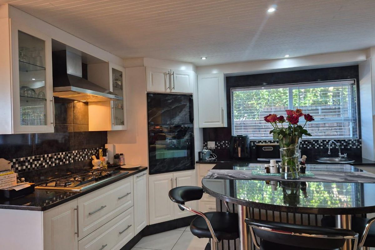 Modern Coastal Living in the Heart of Hartenbos on the Garden Route - Photo 4