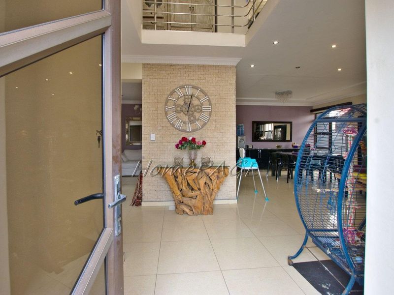Fairway Estate, Walvis Bay:  Upmarket 5 Bedr Home is for Sale - Photo 2