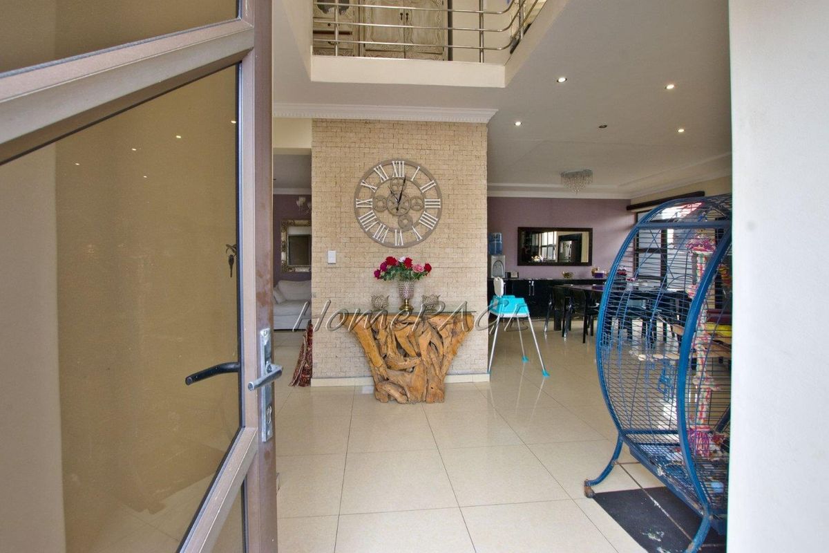 Fairway Estate, Walvis Bay:  Upmarket 5 Bedr Home is for Sale - Photo 2