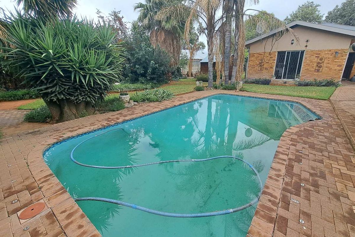 Perfect Family Home with Bonus Flatlet and Income Potential! - Photo 5