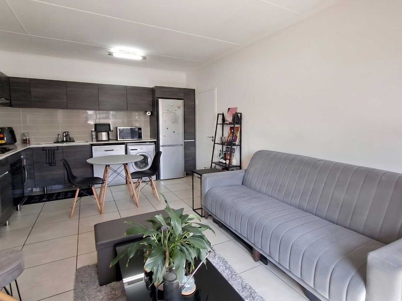 Lovely 1 bedroom, 1 bathroom, top floor apartment for sale in Petervale - Photo 4