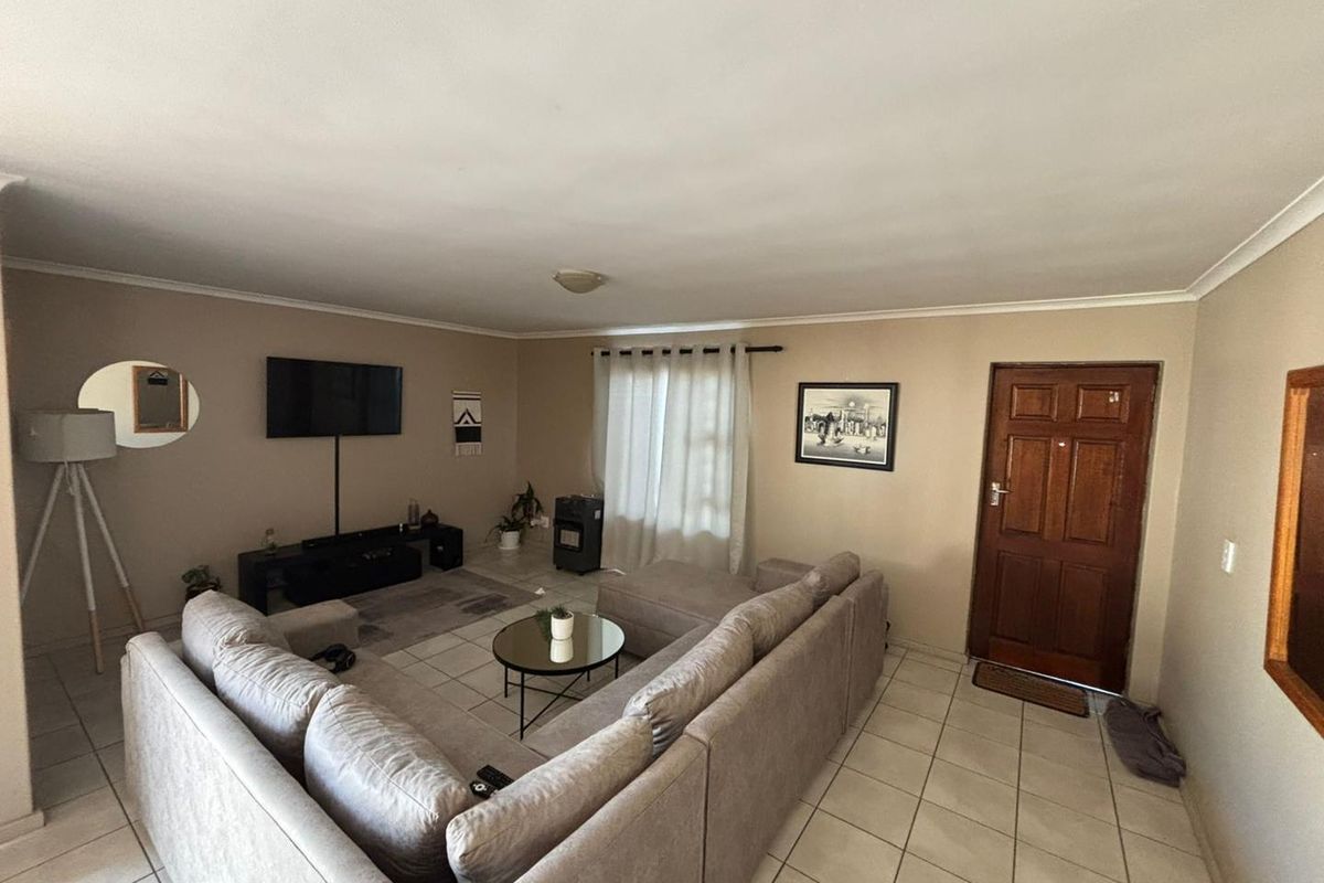 Stunning 3 Bedroom Family Home in a Secure Estate – A True Gem! - Photo 2