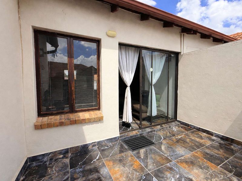 Charming 2-Bedroom Gem: Your Dream Home Awaits! - Photo 2