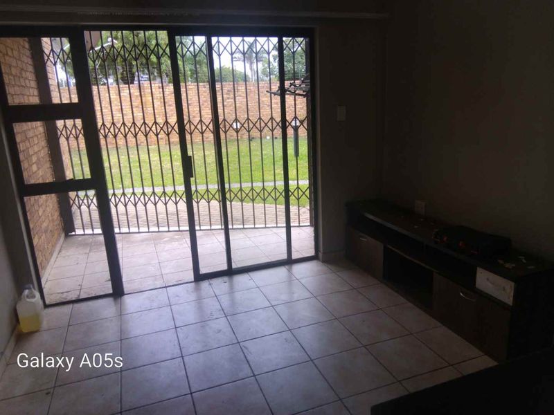 Lovely ground floor unit up for grabs. - Photo 4