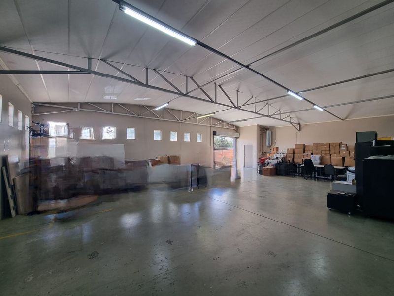 WAREHOUSE SPACE TO LET | SOUTHERN INDUSTRIAL – 115 SQM (INSIDE) + 37 SQM (OUTSIDE) - Photo 2