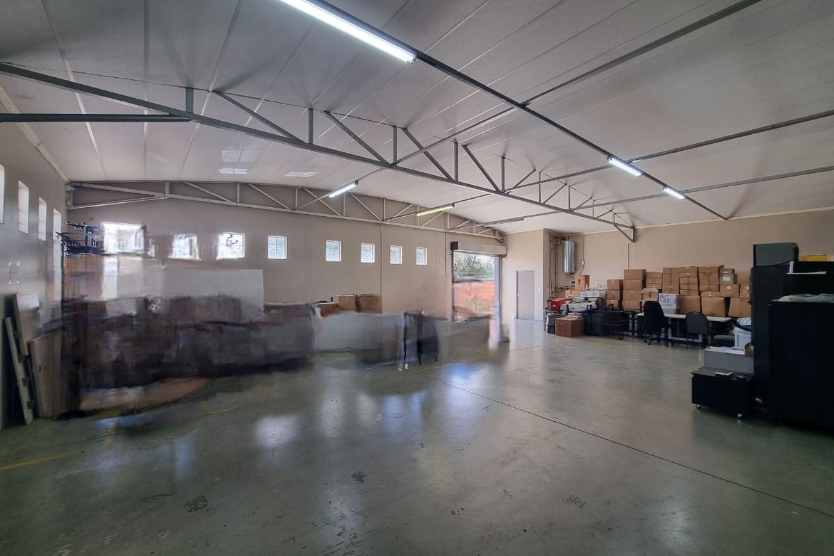 WAREHOUSE SPACE TO LET | SOUTHERN INDUSTRIAL – 115 SQM (INSIDE) + 37 SQM (OUTSIDE) - Photo 2
