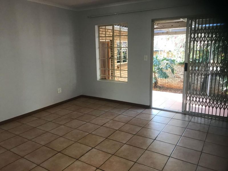 3 Bedroom simplex in Die Wilgers - Photo 4