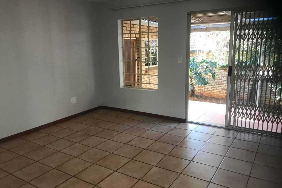 3 Bedroom simplex in Die Wilgers - Photo 4