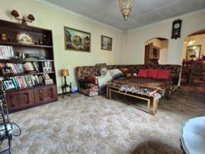 Spacious 3-Bedroom Family Home with Private 2-Bedroom Flatlet - Photo 3