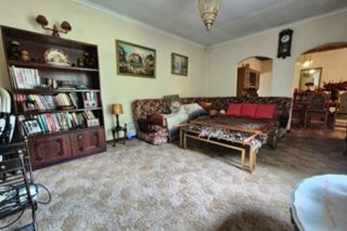 Spacious 3-Bedroom Family Home with Private 2-Bedroom Flatlet - Photo 3
