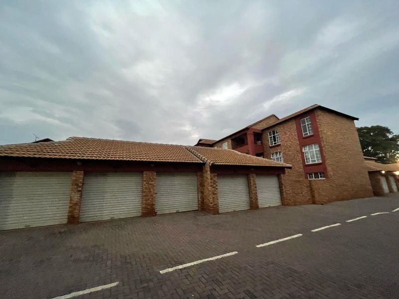 2 Bedroom Apartment with Balcony and 24-Hour Security - Photo 3