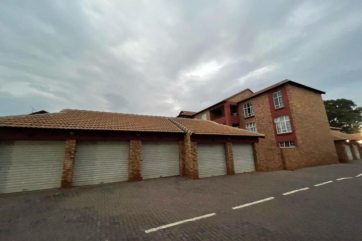 2 Bedroom Apartment with Balcony and 24-Hour Security - Photo 3
