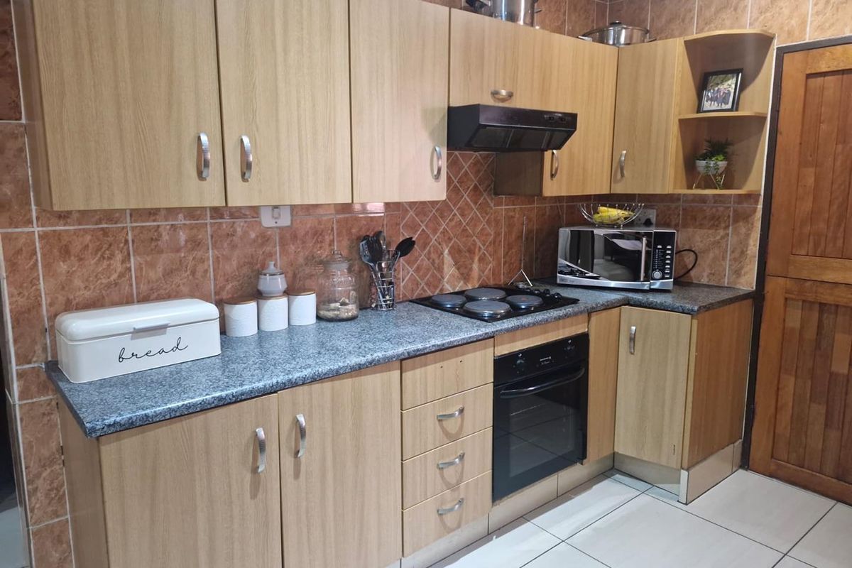 Spacious 3 bedroom house awaits - Photo 2