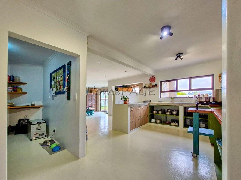 Meersig, Walvis Bay:  Spacious 3 Bedr Home with 1 Bedr Flat is for sale - Photo 9