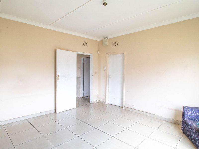 Unlock Potential: Spacious 3-Bed Home with Bonus Flatlet! - Photo 5