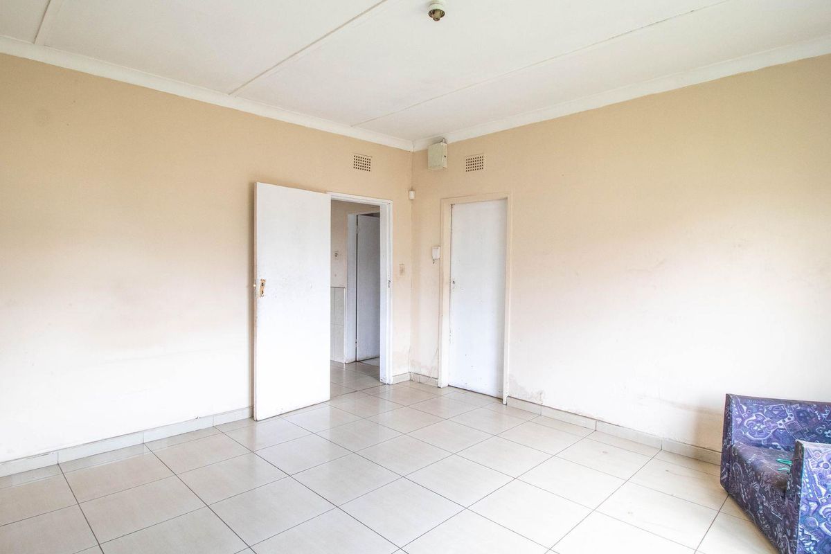 Unlock Potential: Spacious 3-Bed Home with Bonus Flatlet! - Photo 5