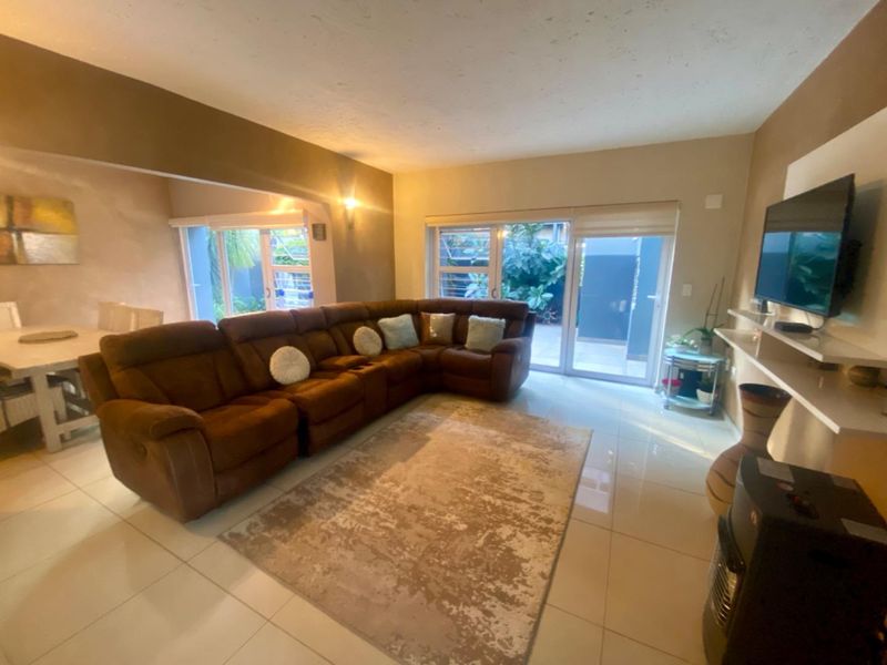 Elegant Ground-Floor Unit with Private Garden in Sought-After Complex - Photo 4