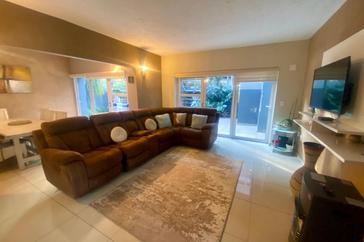 Elegant Ground-Floor Unit with Private Garden in Sought-After Complex - Photo 4