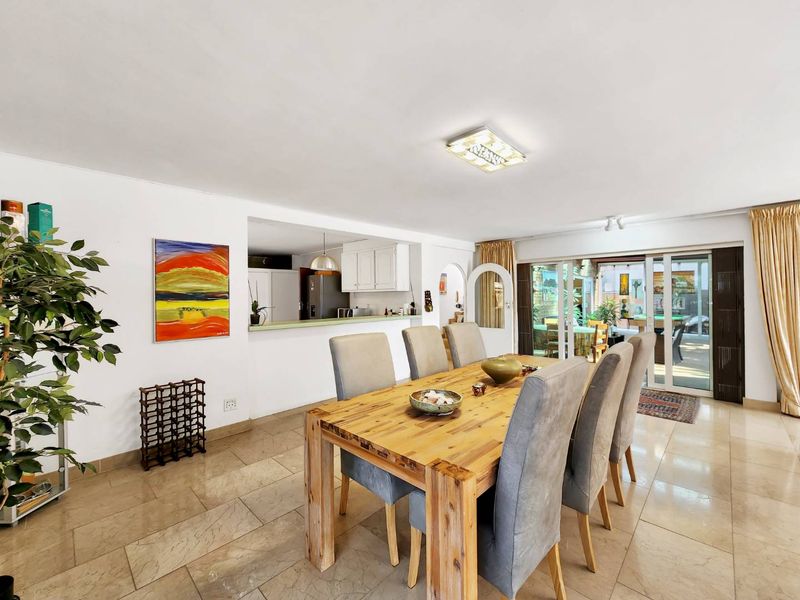 Stunning Zeekoevlei Home: Space, Comfort & Serenity Await! - Photo 7