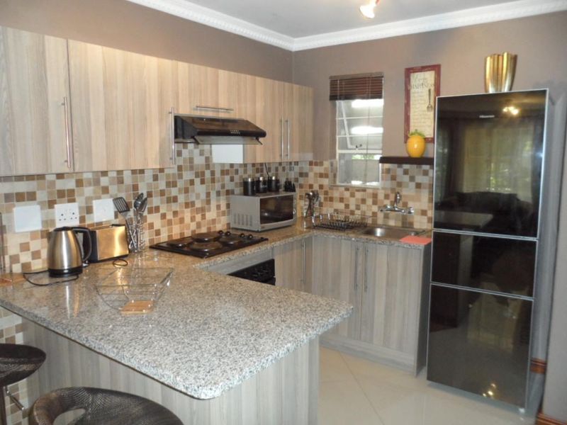 SOPHISTICATED 2 BED FULLY FURNISHED GROUND FLOOR APARTMENT IN BENMORE - Photo 9