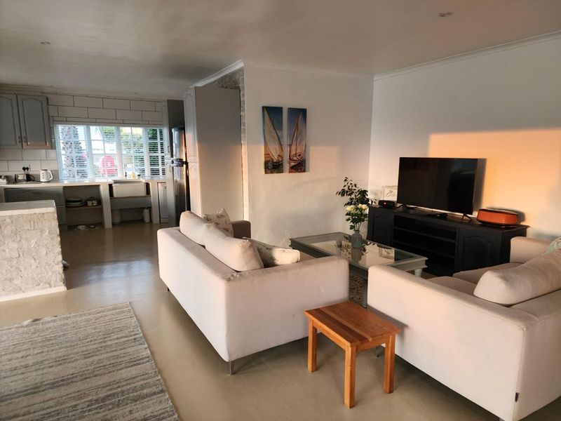 3-Bedroom Coastal Home – Beachside Living in a Secure Estate - Photo 8