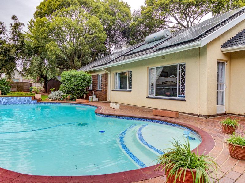 DELIGHTFUL 4 BEDROOMED FAMILY HOME with ELECTRICITY AND WATER BACK UP SOLUTIONS - Photo 4