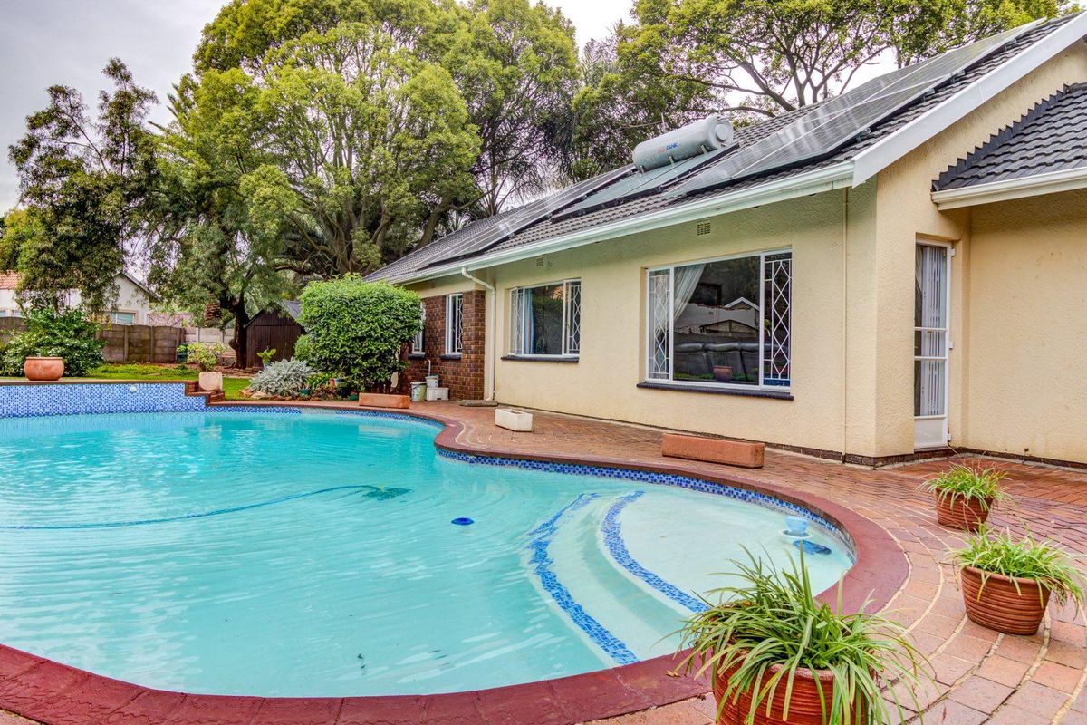 DELIGHTFUL 4 BEDROOMED FAMILY HOME with ELECTRICITY AND WATER BACK UP SOLUTIONS - Photo 4