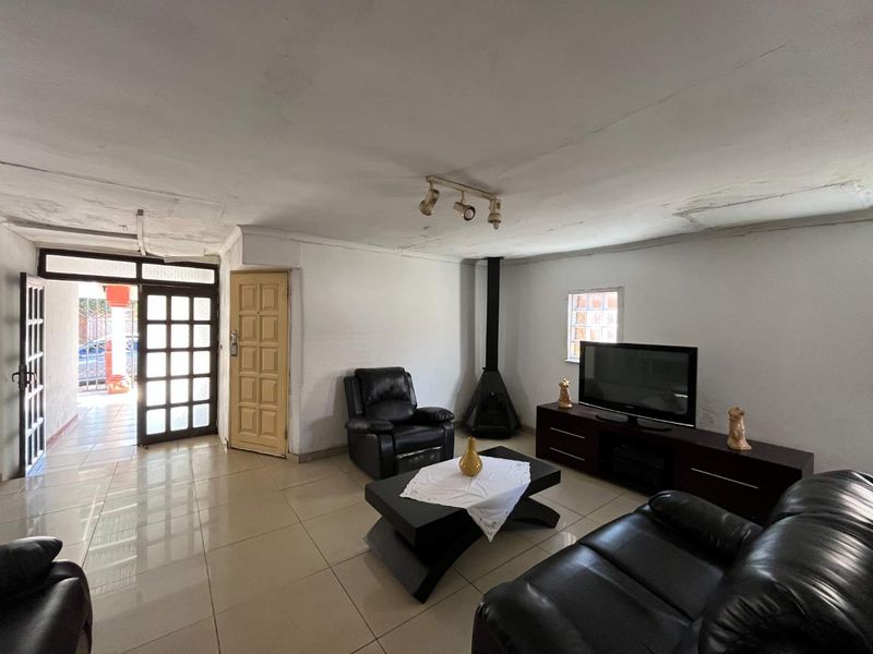 Spacious 3 Bedroom Home with Double Garage in Vosloorus - Photo 6
