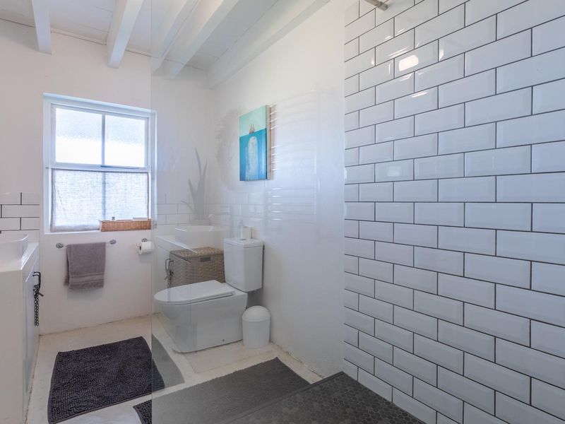 Charming Coastal Retreat in Exclusive Grotto Bay - Photo 10