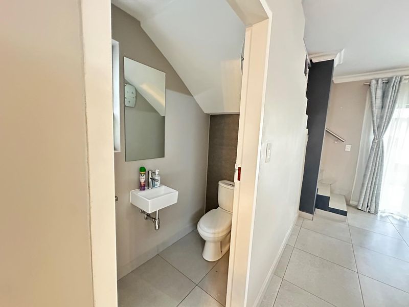 Luxurious Family Living: Spacious Home in Secure Complex - Photo 7