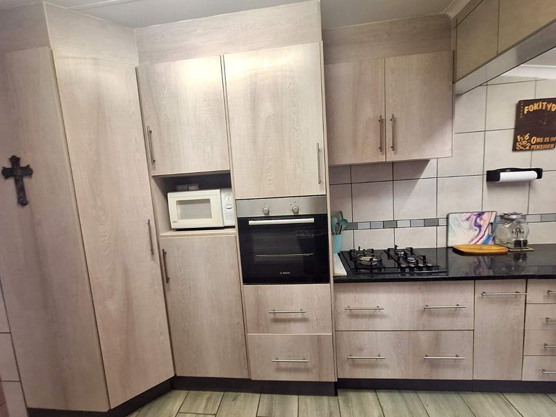 Spacious Living Amidst Tranquil Surroundings - Photo 6