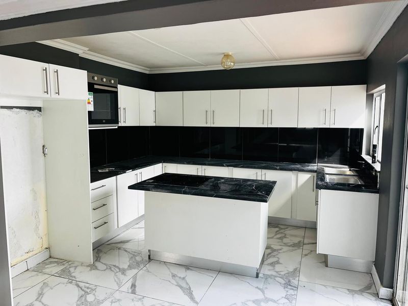 Freestanding House To Let In Kleine Kuppe - Photo 1