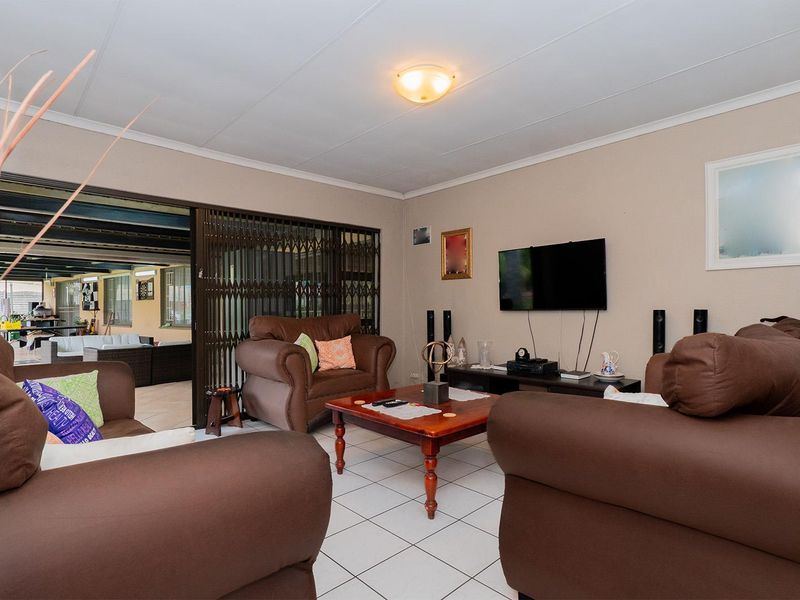 Spacious 6 Bedroom Family Home in a Secure and Sought-After Enclosure in Van Riebeeck Park - Photo 6