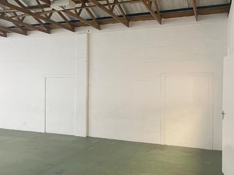 200m2 TO LET HIGHLY VISIBLE, DRIVE-IN ACCESS : RETAIL / OFFICE / WAREHOUSE / - Photo 2
