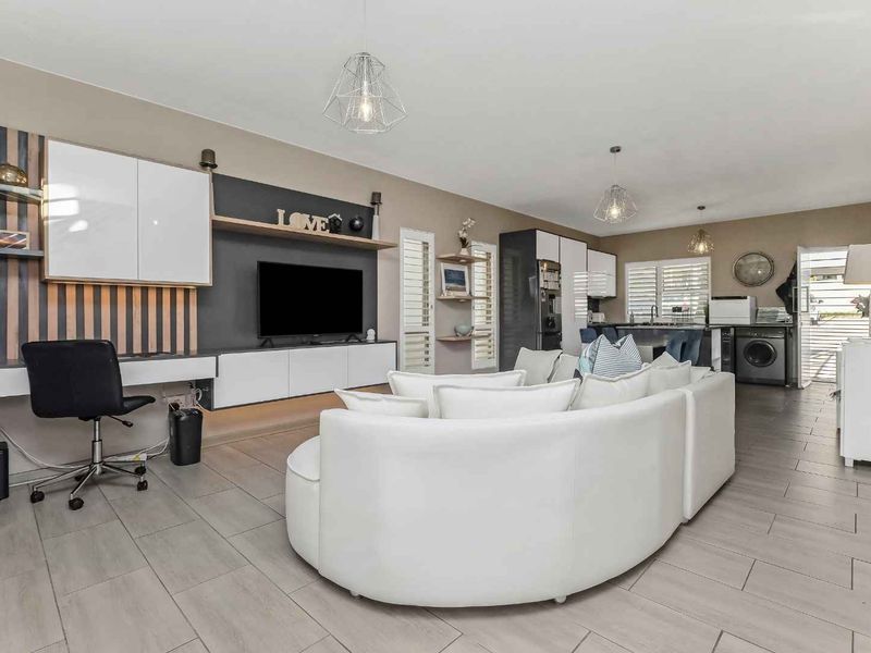 TURN THE KEY TO STYLISH DUPLEX LIVING, BOASTING MODERN DESIGN AND FLAWLESS PRESENTATION - Photo 3
