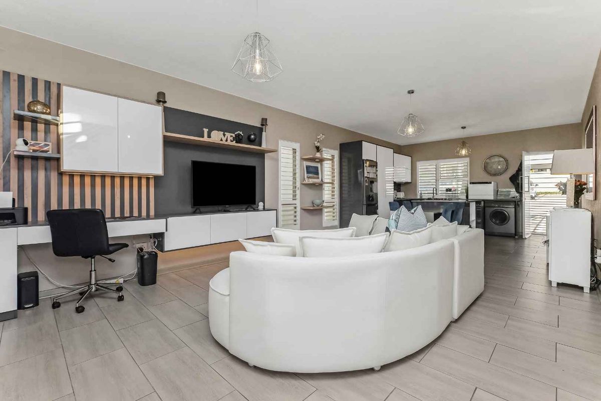 TURN THE KEY TO STYLISH DUPLEX LIVING, BOASTING MODERN DESIGN AND FLAWLESS PRESENTATION - Photo 3